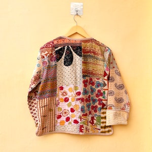 Giacca trapuntata Kantha patchwork, cappotto da donna patchwork floreale stile Boho fatto a mano, giacca Kantha reversibile inverno autunno primavera per lei immagine 9