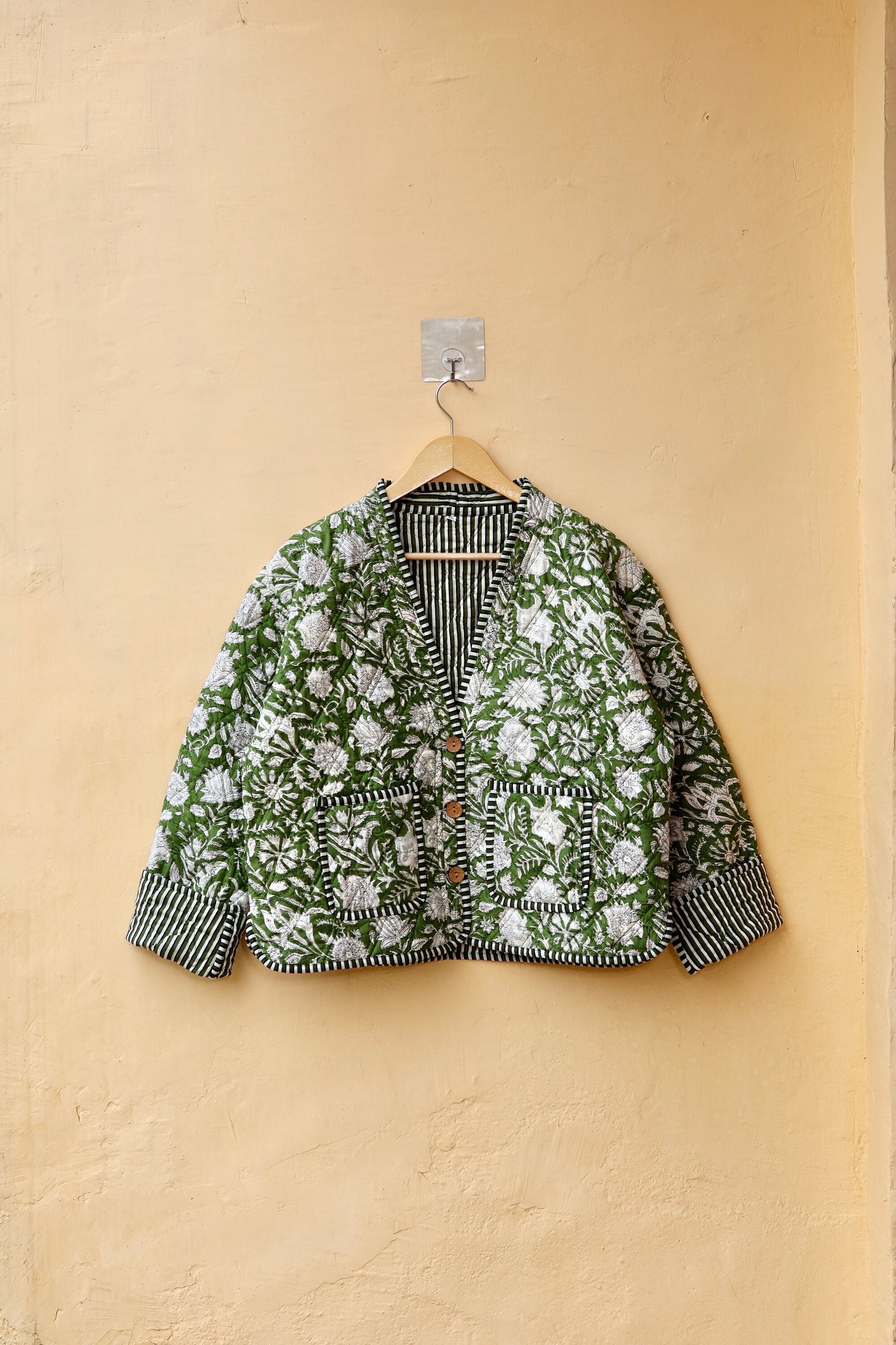 Gewatteerde Kantha-jas van katoen, handgemaakte omkeerbare jas met blokprint, vintage Indiase boho-jas met bloemenprint voor dames