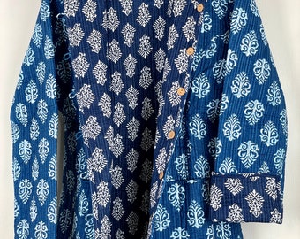 Indische handgemachte gesteppte Baumwollstoff-Jacke Stilvolle Blau-Weiß-Blumen-Frauen-Mantel, Wendbare Weste, Weihnachtsgeschenk für Sie