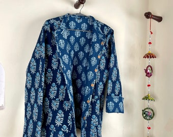 Indische handgefertigte gesteppte Baumwollgewebejacke Stilvolle blau-weißer Damenmantel, Wendeweste, Weihnachtsgeschenk für Sie