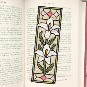 Mönster för korsstygnsbokmärke med lilja i målat glas, blommigt bokmärke i PDF-format, enkel design