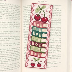 Korsstygnsmönster med körsbärsbokmärke, design med staplade böcker i PDF-format, present till läsaren