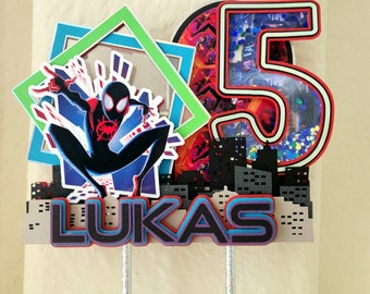 El verso de araña personalizado ilumina el topper de pastel con coctelera