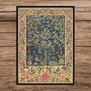 Peut inclure: Une tapisserie de style vintage représentant une illustration détaillée d'un arbre en fleurs sur fond bleu. L'arbre est entouré d'une bordure décorative avec des motifs floraux dans les tons rouge, jaune et vert.