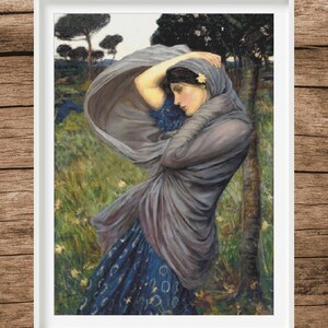 Könnte beinhalten: Eine Frau in einem fließenden blauen und grauen Kleid steht auf einem Feld mit Bäumen im Hintergrund. Ihr Kleid weht im Wind und sie hält sich mit einer Hand den Kopf. Das Gemälde ist in einem realistischen Stil gehalten.