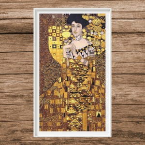 Könnte beinhalten: Ein Gemälde einer Frau in einem goldenen Kleid mit geometrischem Muster. Der Hintergrund ist ebenfalls goldfarben mit einem geometrischen Muster.