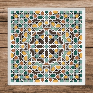 Könnte beinhalten: Ein quadratisches, gerahmtes Kunstwerk mit einem komplexen geometrischen Design. Das Muster ist ein Mosaik aus ineinandergreifenden Formen in Braun, Türkis, Gelb und Weiß. Das Kunstwerk wird vor einem Holzgrund präsentiert.