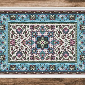 Puede incluir: Una alfombra azul y blanca con un diseño floral. La alfombra tiene un medallón central con un patrón de estrella.