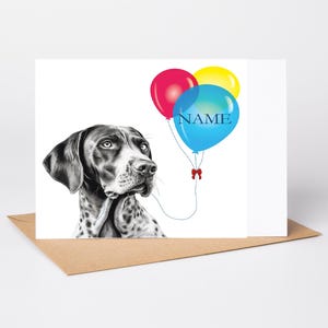 Pode incluir: Um cartão de felicitações com uma ilustração a preto e branco estilo carvão de um cão malhado a olhar para cima. O cão segura um fio preso a três balões nas cores vermelho, amarelo e azul. O balão azul tem a palavra NAME impressa.