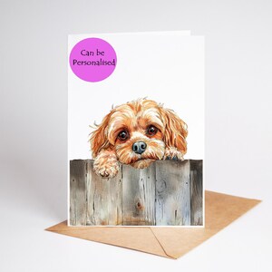 Może przedstawiać: Kartka okolicznościowa z akwarelową ilustracją psa Cavalier King Charles Spaniel wyglądającego znad drewnianego płotu. Pies ma brązowe futro i duże, brązowe oczy. Różowe koło z napisem "Can be Personalised".