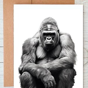 Könnte beinhalten: Eine Schwarzweißzeichnung eines Gorillas, der mit gekreuzten Armen sitzt. Der Gorilla schaut direkt auf den Betrachter.