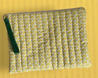 Handgemaakte gewatteerde laptop- en tablethoes - geel en groen klein bloemenpatroon