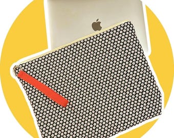 Handmade Quilted Laptop & Tablet Sleeve - Small Daisy Pattern