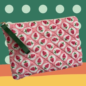 Handgemaakte gewatteerde laptop- en tablethoes - roze aardbeipatroon