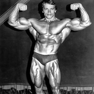 Plakat Arnolda Schwarzeneggera, Słynna poza podwójnego bicepsa, Portret ze zdjęcia w stylu vintage, Wydruk Arnolda Schwarzeneggera - Wielka Brytania, wysyłka krajowa do UE, USA