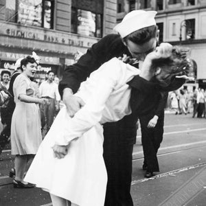 VJ Day Poster, Famous Photo Print From 1945, Sailor Kissing A Nurse Poster, Kissing The War Goodbye