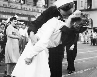 対日戦勝記念日のキスをする水兵のポスター：象徴的な1945年の写真