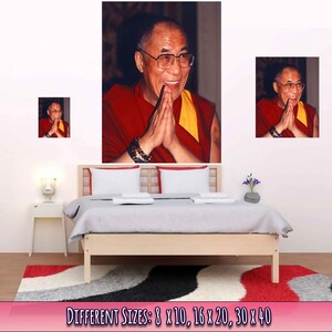 K&ouml;nnte beinhalten: Ein Portr&auml;t des Dalai Lama, eines spirituellen F&uuml;hrers, der eine rote und gelbe Robe tr&auml;gt, mit seinen H&auml;nden zum Gebet gefaltet. Er l&auml;chelt und tr&auml;gt eine Brille.
