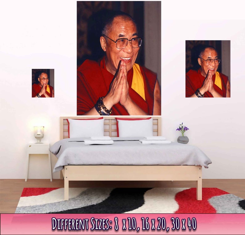 K&ouml;nnte beinhalten: Ein Portr&auml;t des Dalai Lama, eines spirituellen F&uuml;hrers, der eine rote und gelbe Robe tr&auml;gt, mit seinen H&auml;nden zum Gebet gefaltet. Er l&auml;chelt und tr&auml;gt eine Brille.