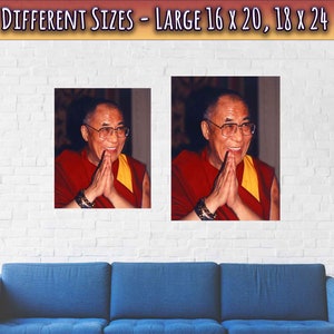 K&ouml;nnte beinhalten: Ein Foto des Dalai Lama in einer roten und gelben Robe, mit seinen H&auml;nden zum Gebet gefaltet. Das Foto ist in zwei verschiedenen Gr&ouml;&szlig;en dargestellt, 16 x 20 und 18 x 24 Zoll.