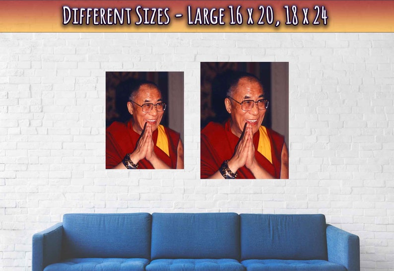 K&ouml;nnte beinhalten: Ein Foto des Dalai Lama in einer roten und gelben Robe, mit seinen H&auml;nden zum Gebet gefaltet. Das Foto ist in zwei verschiedenen Gr&ouml;&szlig;en dargestellt, 16 x 20 und 18 x 24 Zoll.