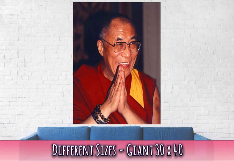 K&ouml;nnte beinhalten: Ein Nahaufnahmeportr&auml;t des Dalai Lama, der traditionelle rote und gelbe Roben tr&auml;gt, mit seinen H&auml;nden zum Gebet gefaltet. Er l&auml;chelt und blickt direkt in die Kamera.