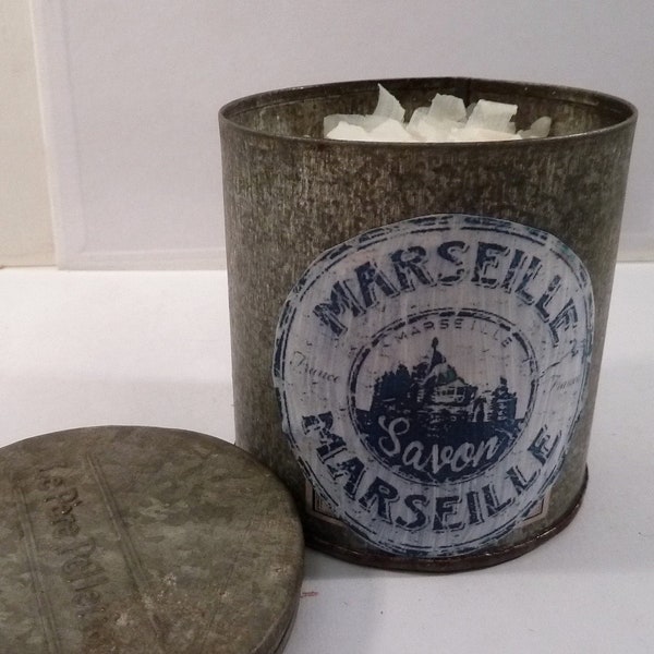 Savon de Marseille en paillettes dans sa boite en zinc ancienne, brocante Française