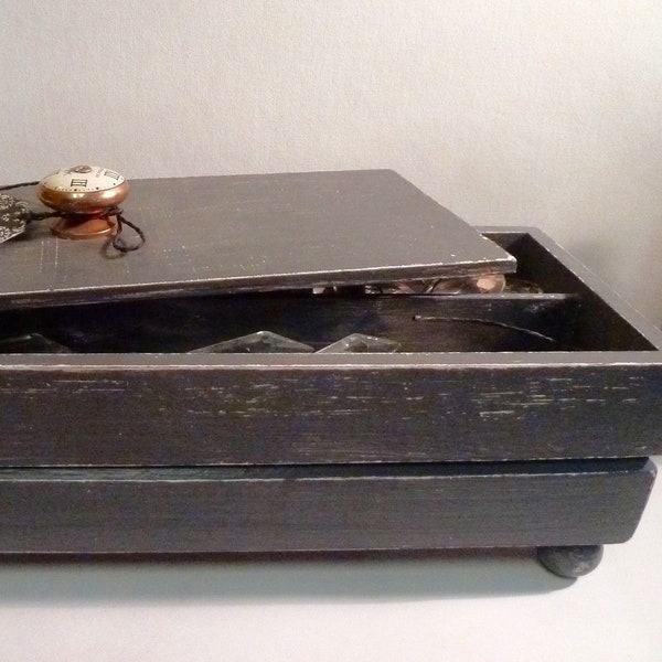 Coffret de rangement à deux étages en bois lasuré patiné avec bouton en céramique décor vintage