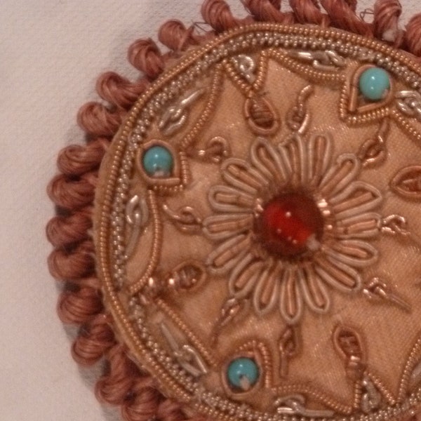 Broche ronde brodée