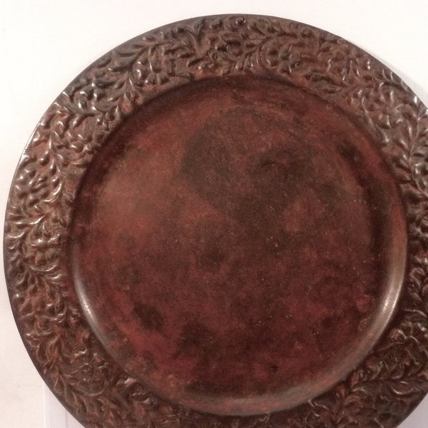 Plateau rond  ancien en cuivre 33 cm avec décor en relief