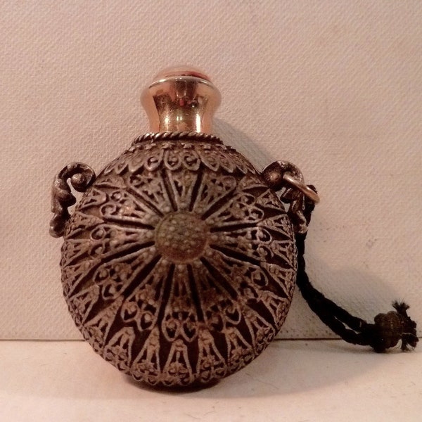 Flacon bijou d'essence de parfum, Gourde pendentif avec anses, en métal ciselé et cabochon en verre