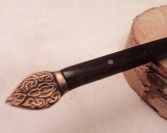 Pic à chignon en bois clouté et embout en laiton, Origine Thailande