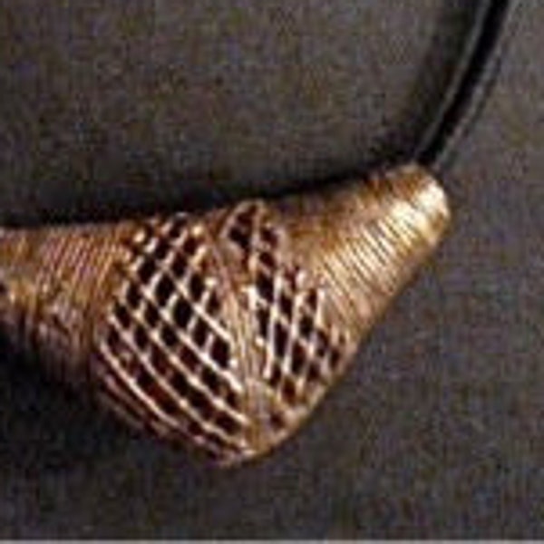 Collier Artisanal Avec Pendentif Long En Bronze Et Pierre De Raphia - Neuf Sans Emballage