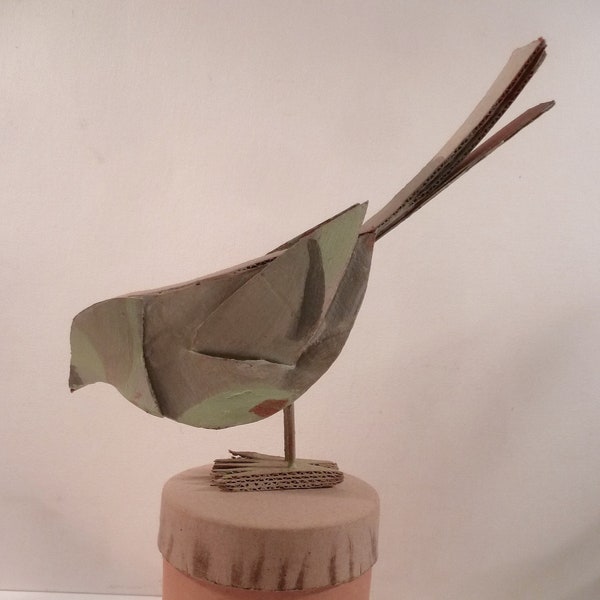 Oiseau sculpté en carton sur perchoir en carton recyclé, 27 x 17 cm