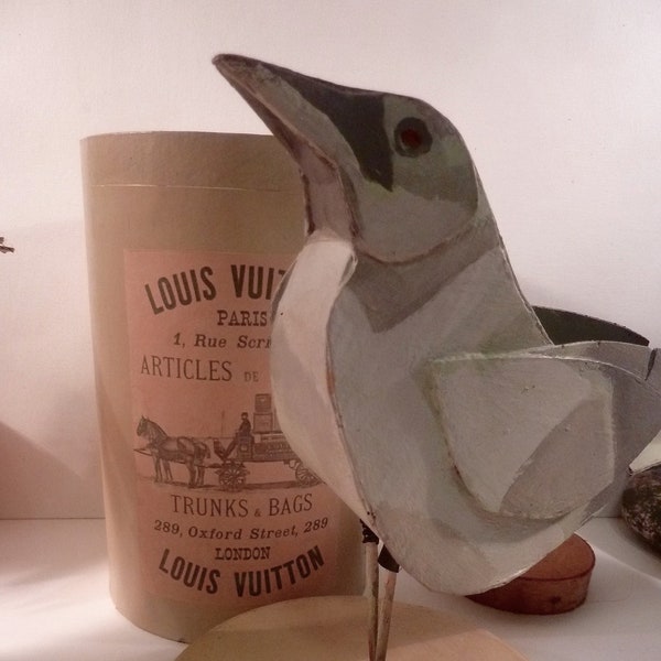 Oiseau sculpté en carton, perchoir boite en carton illustré, 43 x 31 cm