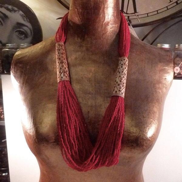 Collier sautoir multirangs en perles de rocaille rouges et deux pièces tubulaires en os gravé, Inde