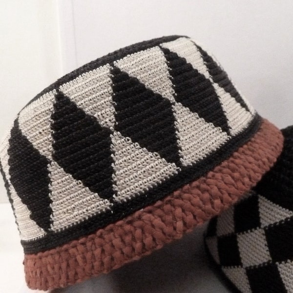 Chapeau crochet doublé paille noir et blanc à losanges et galon