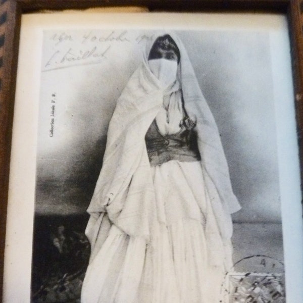 Petit cadre photo ancien en marqueterie, carte postale ancienne femme Mauresque, Algérie