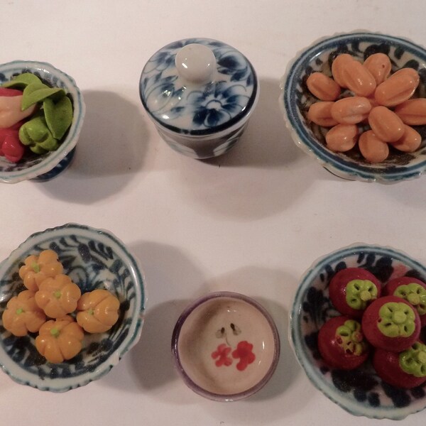 Lot de 6 miniatures en porcelaine décors de buffet Thai