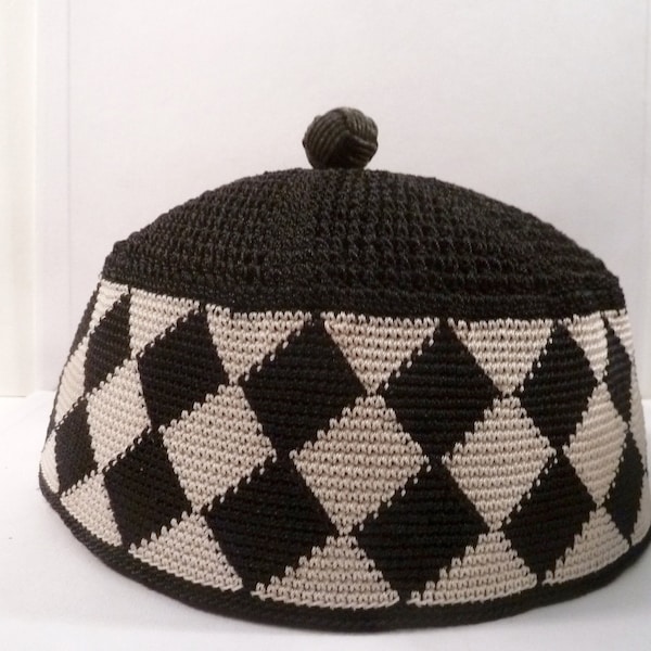 Chapeau crochet noir et blanc doublé paille, à damier