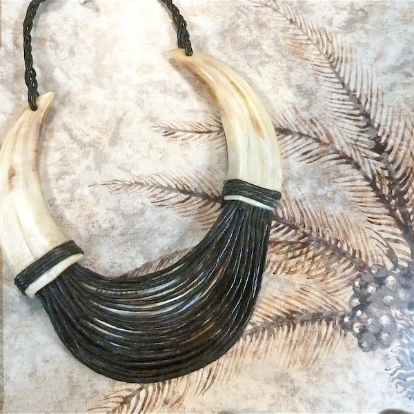 Collier ras du cou multirangs de cuir noir et dents de facochère