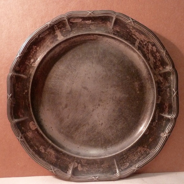 Grande assiette ancienne en étain avec bord festonné, brocante Françaisee, diametre 27 cm