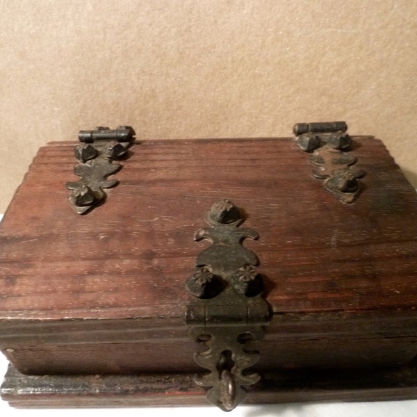 Coffret bois style rustique Espagnol avec ferronneries, forme livre