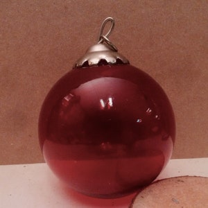 Très belle boule de Noel en verre épais rouge profond 10 cm de diamètre immagine 1