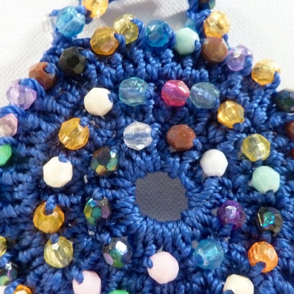 Médaillon ou bijou de sac crocheté et perlé