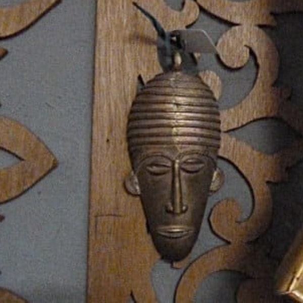 Grand pendentif masque Africain en bronze sur lacet de cuir