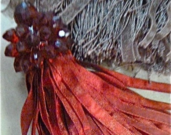 Long pendentif pompon de satin rouge et perle à facettes