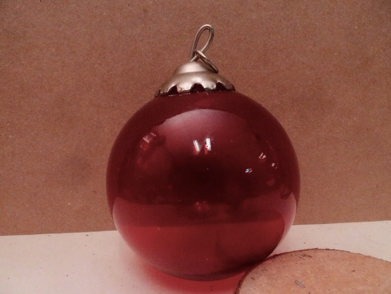 Très belle boule de Noel en verre épais rouge profond 10 cm de diamètre immagine 1