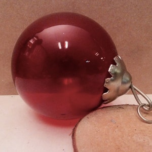 Très belle boule de Noel en verre épais rouge profond 10 cm de diamètre immagine 4