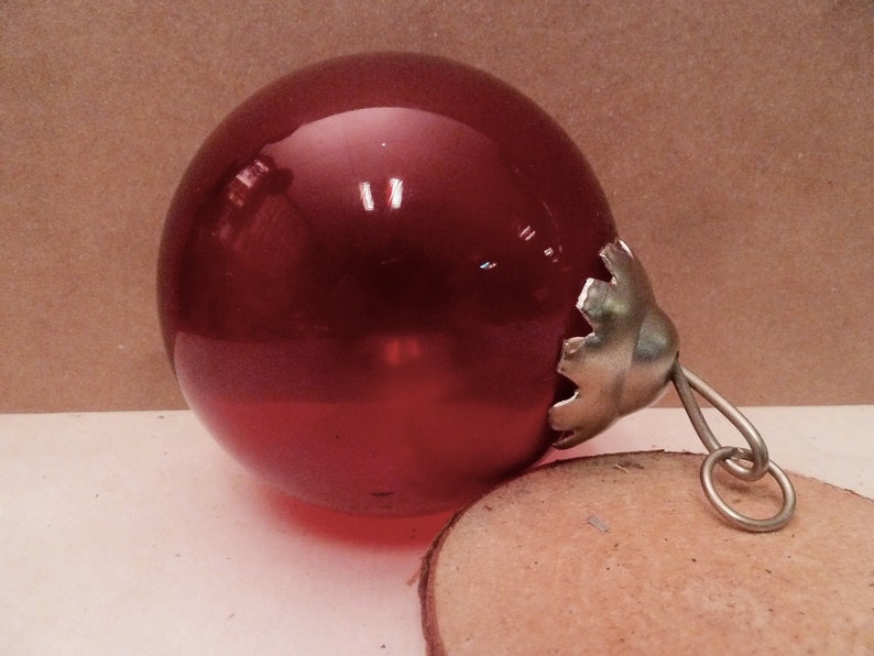Très belle boule de Noel en verre épais rouge profond 10 cm de diamètre immagine 4